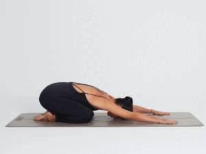 Postura del Niño (Balasana) para la relajación y el alivio del dolor lumbar
