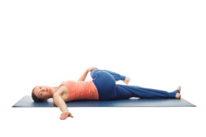 Torsión de Columna en Supino (Supta Matsyendrasana) para descomprimir la zona lumbar